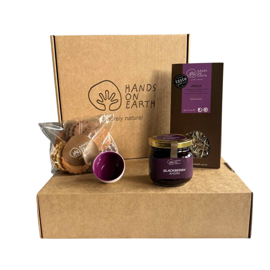 Cabaz Doce Tradição Hands on Earth com compota de amora, tisana biológica, bolachas artesanais e peça de louça Vista Alegre em caixa premium