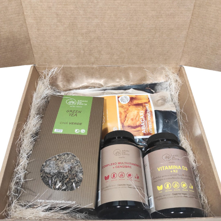 Conteúdo do Pack Presente Bem-Estar do Corpo Hands on Earth com Multivitamínico, Vitamina D3 + K2, Chá Verde Biológico e Abacaxi Desidratado