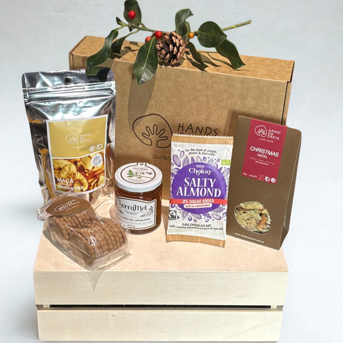 Cabaz de Natal Sabores da Terra com chá, mel, chocolate e bolachas artesanais