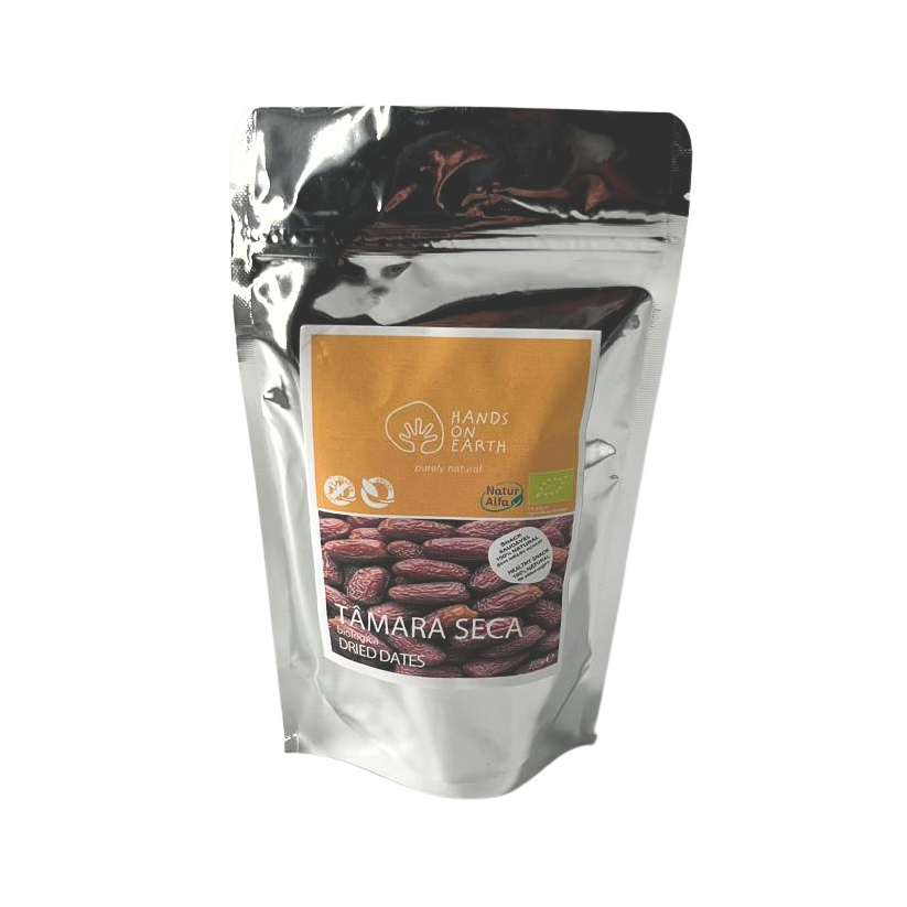 Embalagem de Tâmaras Secas Biológicas com Caroço Hands on Earth, snack natural sem açúcares adicionados nem conservantes.